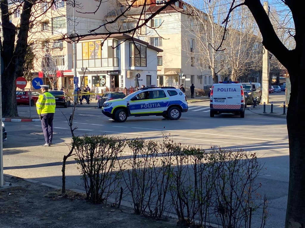Au început să se bată ziua în amiaza mare, pe un bulevard din Focşani. Un bărbat a fost înjunghiat de un adolescent