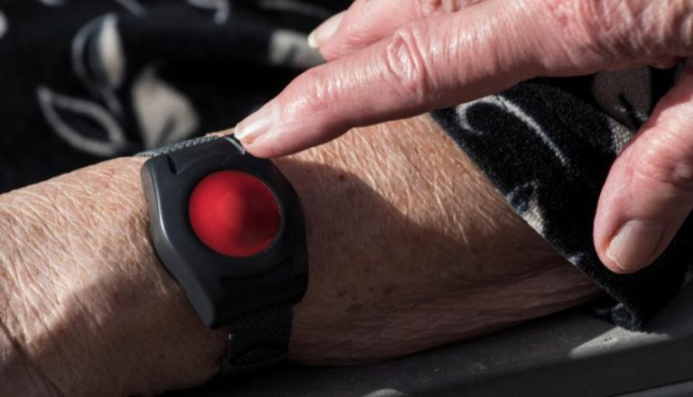 Poştaşii încep livrarea brăţărilor „Butonul Roşu” pentru persoanele singure, vârstnice sau cu risc medical. Cum funcţionează sistemul