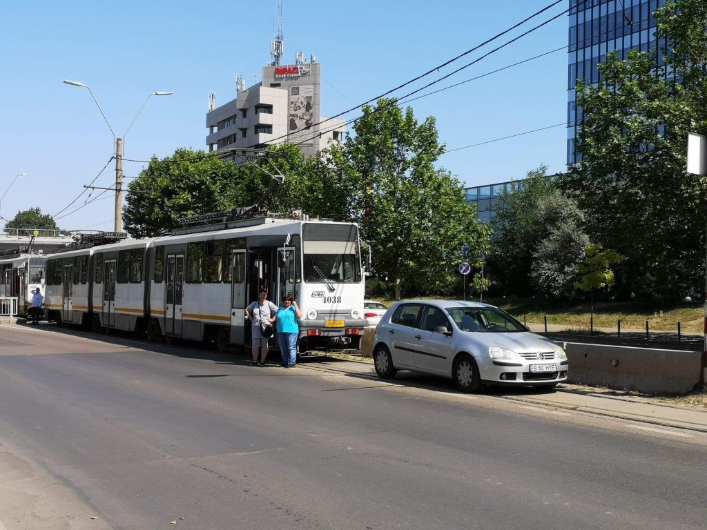 O şoferiţă din Bucureşti a blocat timp de o oră şi jumătate circulaţia pe linia de tramvai, pentru a merge la cumpărături