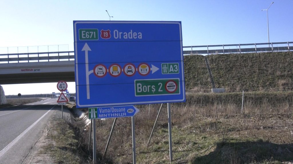 Indicatoare rutiere în limba ucraineană pentru a-i ajuta pe refugiaţii, care vor să ajungă Ungaria prin Bihor