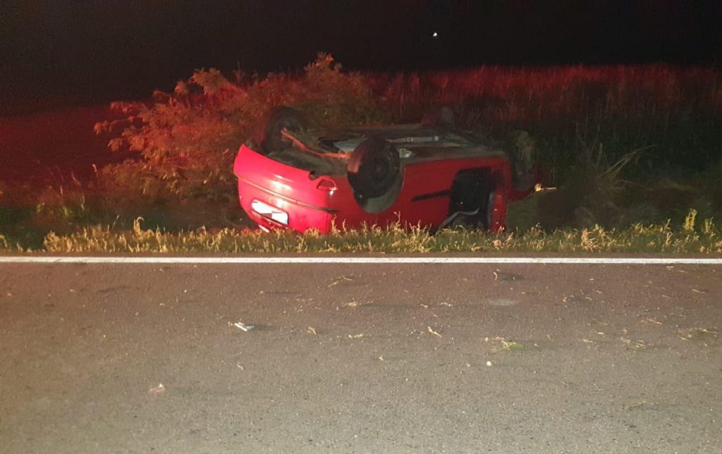 O şoferiţă de 20 de ani s-a răsturnat cu maşina, după ce a încercat să evite un câine, în Neamţ
