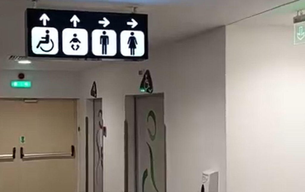 Un adolescent de 17 ani este căutat de poliţişti după ce a violat o minoră de 15 ani în toaleta unui mall din oraş
