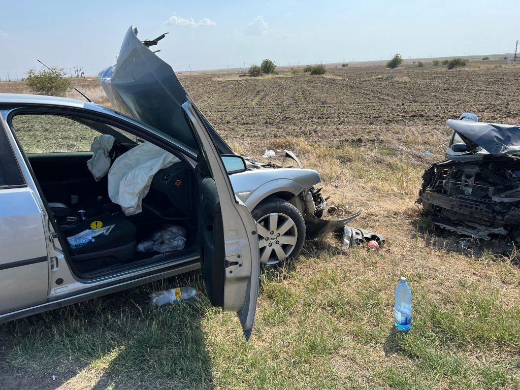 Accident frontal pe un drum din Galaţi. Două persoane au ajuns la spital, după ce două maşini s-au lovit în plin