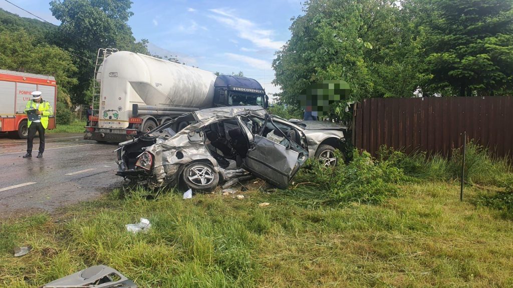 FOTO: Tragedie în Bacău! Părinții au murit pe loc, după ce tatăl a intrat cu mașina pe contrasens. Fiica de 18 ani este singurul supraviețuitor