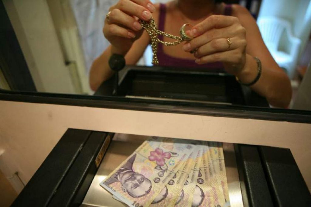 O româncă i-a furat fostului iubit italian 8 kg de aur și 20.000 de euro