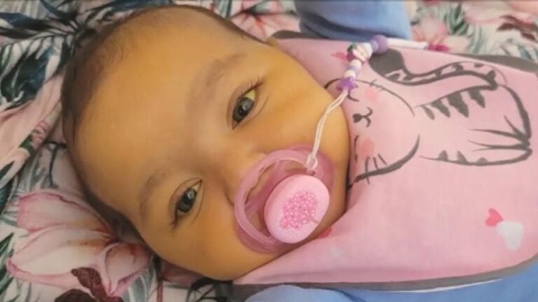 O fetiţă de 5 luni a ajuns în Italia pentru un transplant de ficat, cu un elicopter MApN