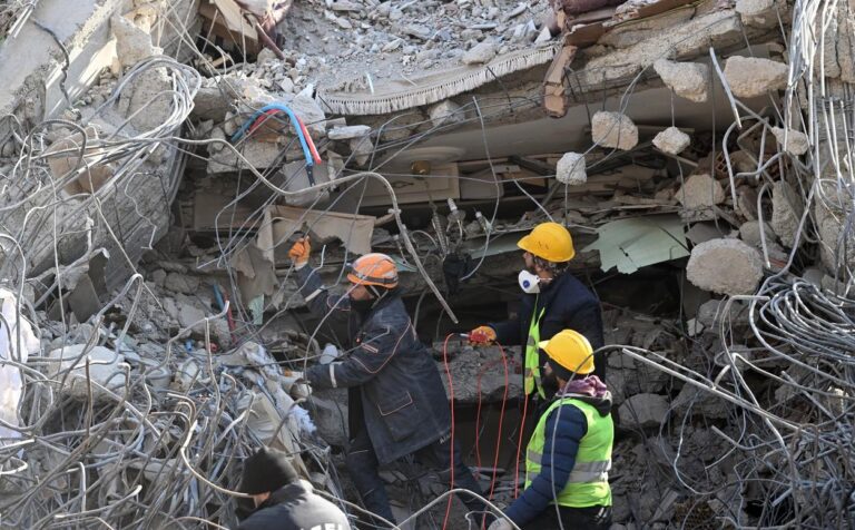 După 140 de ore de chin, un bebeluș de șapte luni a fost salvat. Pompierii l-au auzit pe micuț plângând sub dărâmături