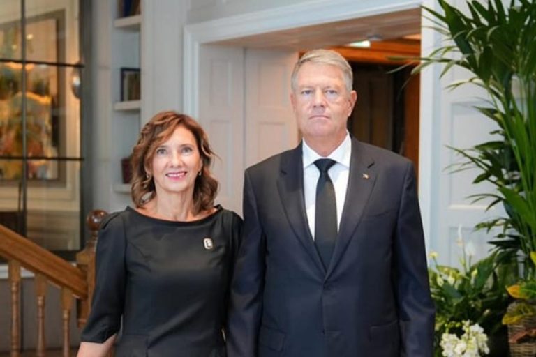 Cum s-a îmbrăcat Carmen Iohannis, Prima Doamnă a României, pentru funeraliile Reginei Elisabeta a II-a