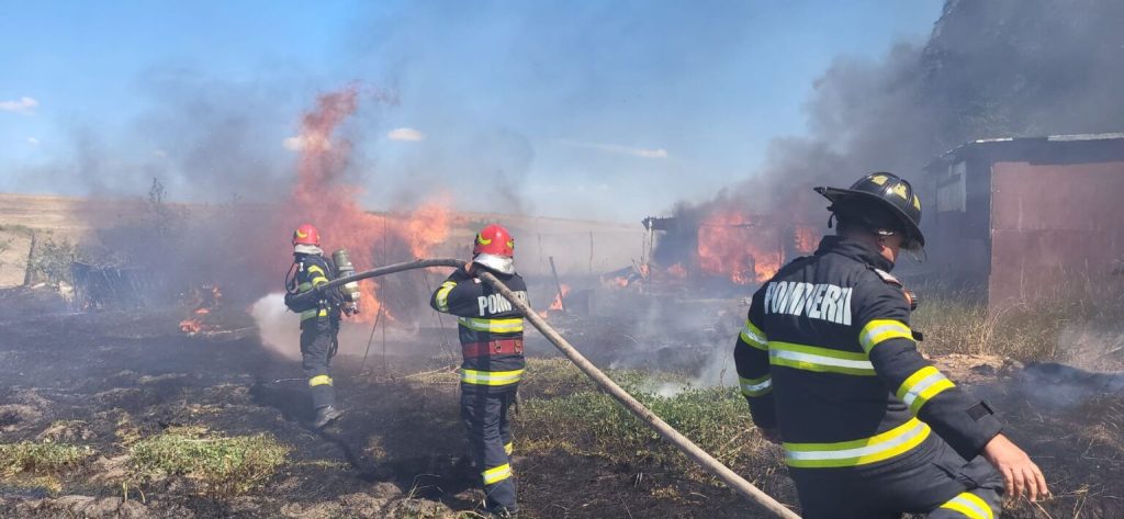 Pompierii ieșeni au intervenit la 44 de incendii în doar 24 de ore!