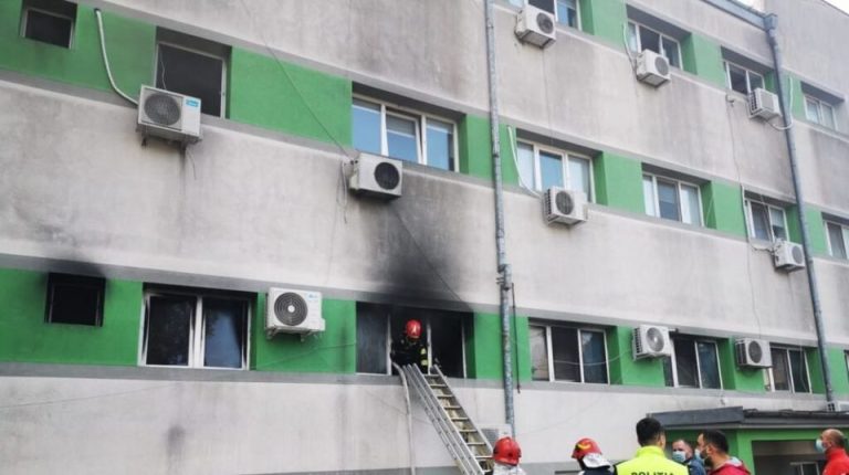 Incendiu produs la un aparat de gătit într-un apartament din Iași