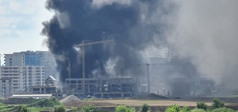 Incendiu de amploare la un bloc în construcție din București