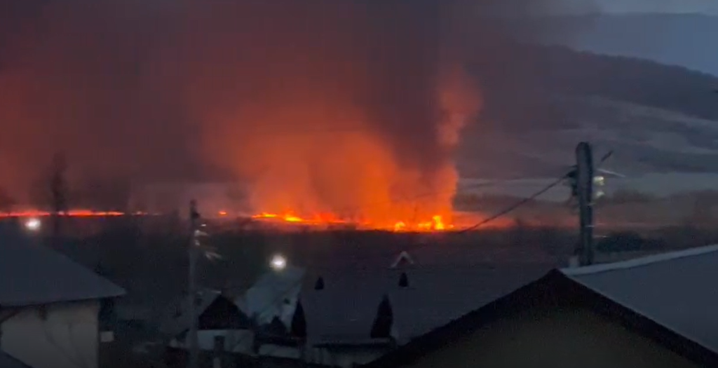 ACUM! Incendiu de vegetație uscată în localitatea Dumbrava, comuna Ciurea