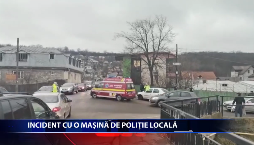 O masina a Politiei Locale Iasi a ajuns pe malul Bahluiului dupa ce s-a ferit de un alt autoturism