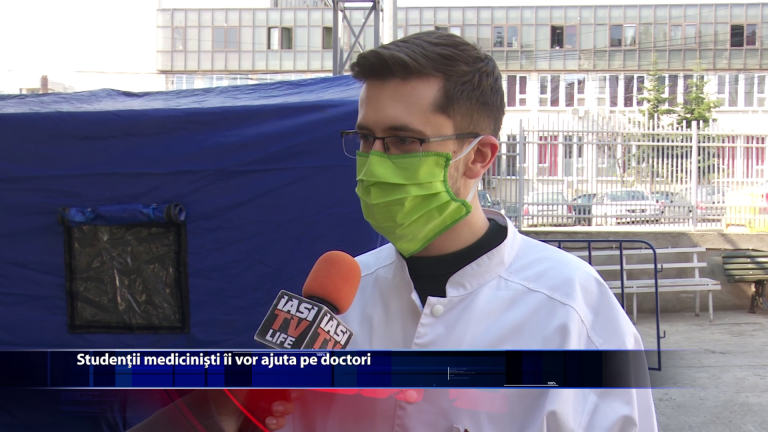 Studentii medicinisti ii ajuta pe doctori