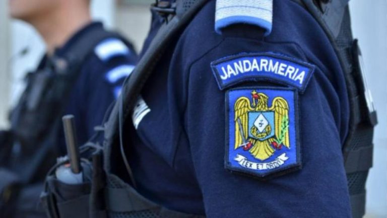 Un poliţist şi un jandarm au salvat viaţa unui bărbat după ce au răspuns prompt unui apel la 112
