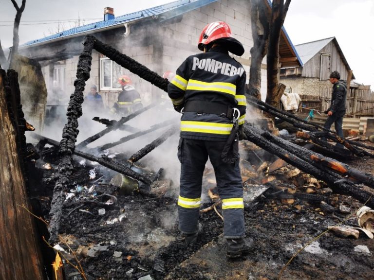 Joaca unor copii s-a încheiat cu flăcări: au ars circa cinci tone de nutrețuri