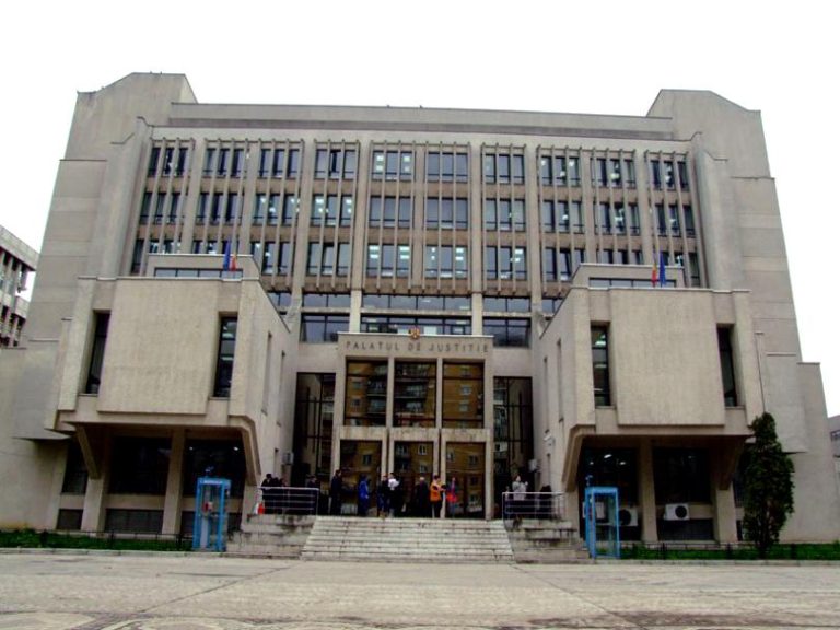 A vrut să intre cu un cuţit în sediul Judecătoriei Iaşi