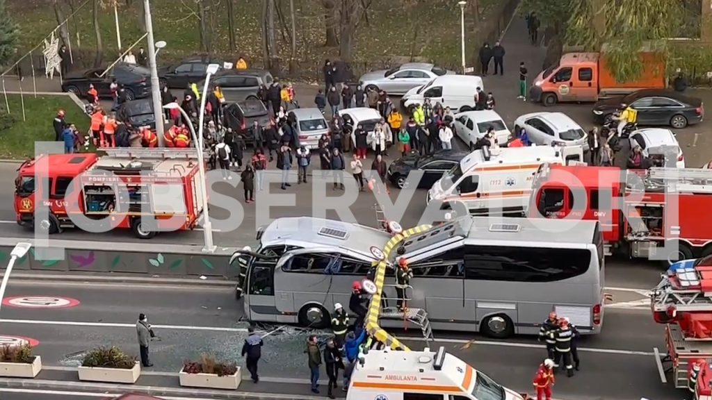 VIDEO. Accident în Pasajul Unirii: un autocar cu 47 de turiști greci, strivit de limitatorul de înălțime. Un pasager a murit
