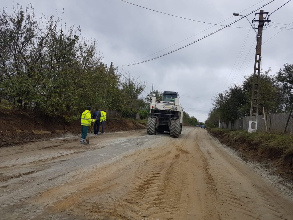 FOTO. În ce stadiu sunt lucrările la drumul județean de la Tibănești