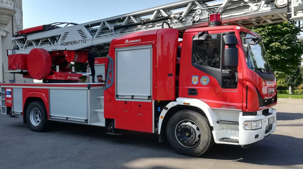 Doua case din Husi au fost cuprinse de flacari