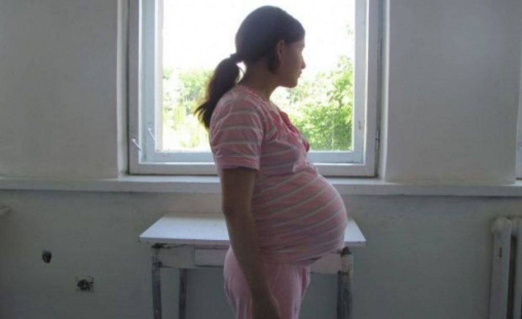 Numarul mamelor minore este intr-o continua crestere intr-un judet din Moldova. Ele au sub 15 ani