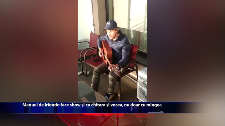 Manuel de Iriondo face show si cu chitara si vocea, nu doar cu mingea.