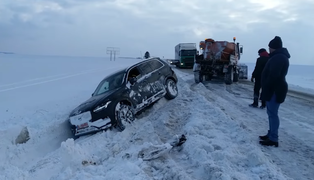 Mașini aruncate în șanț, la Ratoș, de o rafală de vânt de peste 100 km/h