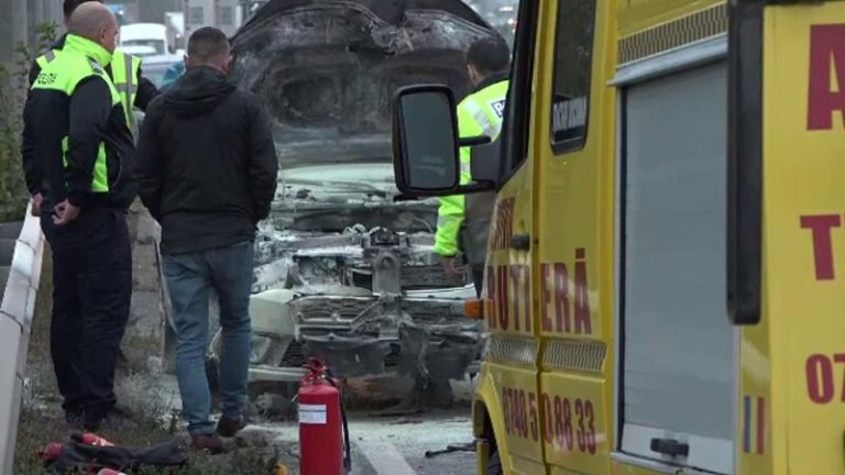 Mașină de poliție, cuprinsă de flăcări în mers. Autospeciala tocmai fusese la reparații