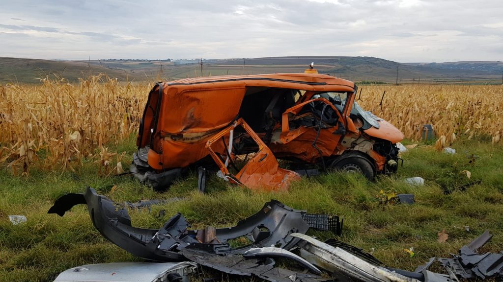 VIDEO. Accident la Bălțați. Trei mașini făcute praf de o autoutilitară intrată pe contrasens