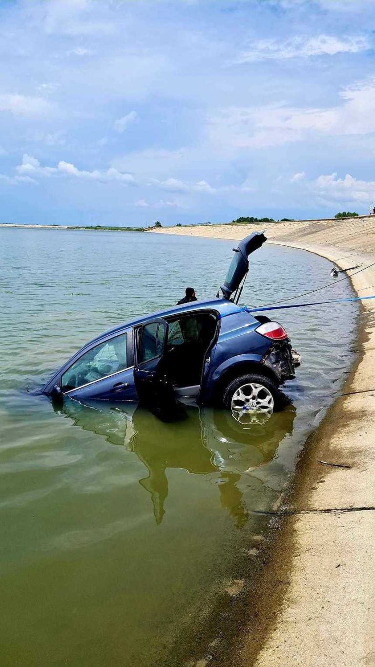 O maşină a căzut, duminică, în râul Argeș. Trecătorii au prins maşina în chingi pentru a nu se scufunda