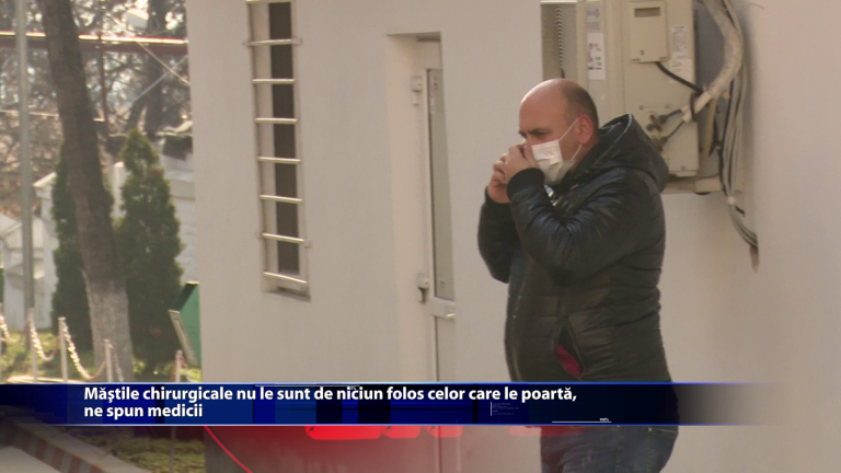 Mastile chirurgicale nu le sunt de niciun folos celor care le poarta, ne spun medicii