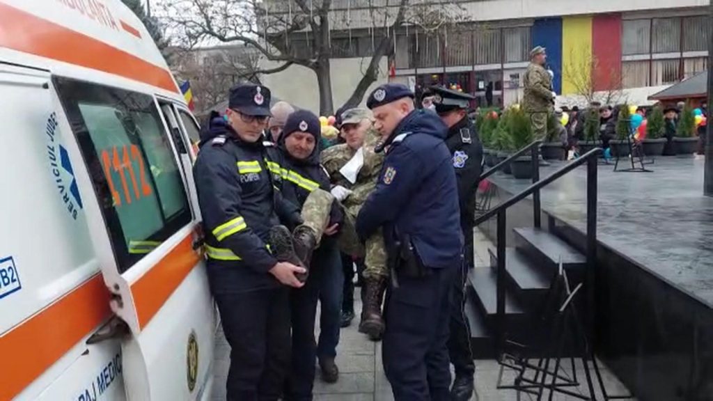 Un militar a leșinat la parada din Vaslui, în timpul oficierii slujbei religioase. Pompierii l-au dus pe brațe la ambulanță