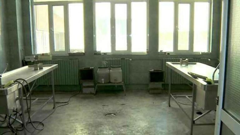 Scandal la morga din Vaslui. Un bărbat a reclamat că decedații sunt abandonați pe masă. „Îi guvernează doar banul”