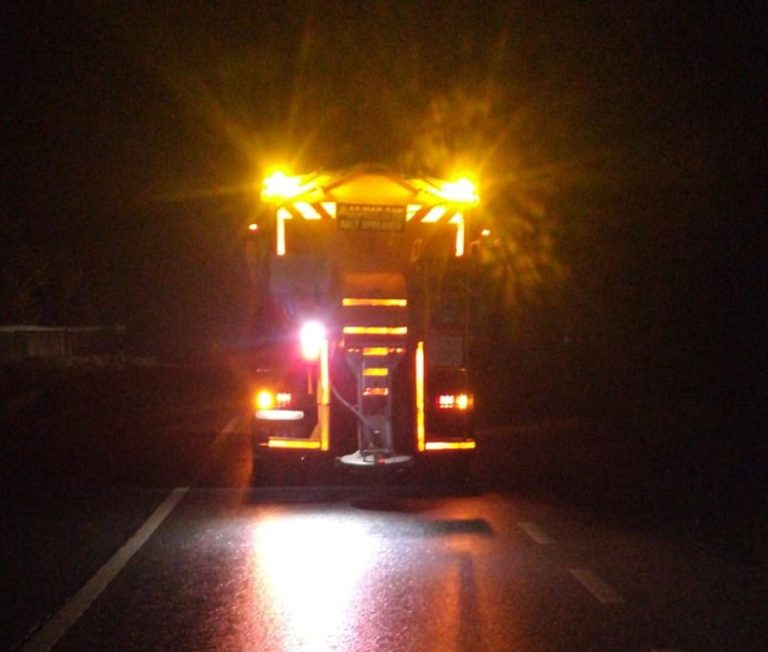 A nins în județul Neamț. Drumarii au intervenit pe DN15B cu un utilaj de deszăpezire