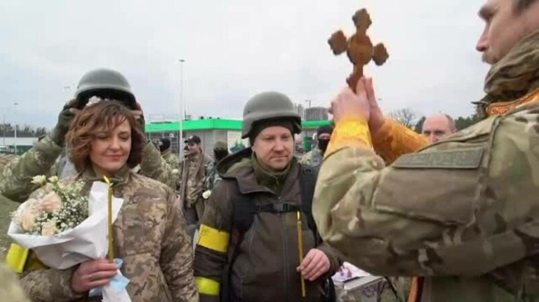VIDEO! Doi militari ucraineni s-au căsătorit pe front, printre bombe