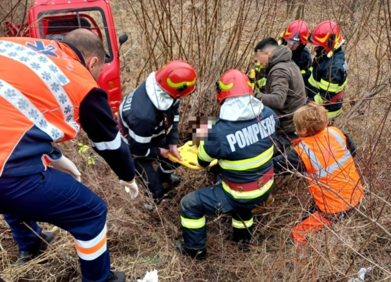 Un bătrân a murit după ce s-a răsturnat cu triciclul electric în care se plimba alături de alţi doi bătrâni