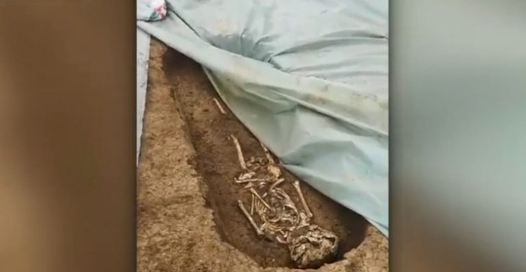 Gropi cu oseminte și monede foarte vechi au fost descoperite pe șantierul drumului expres Craiova – Pitești