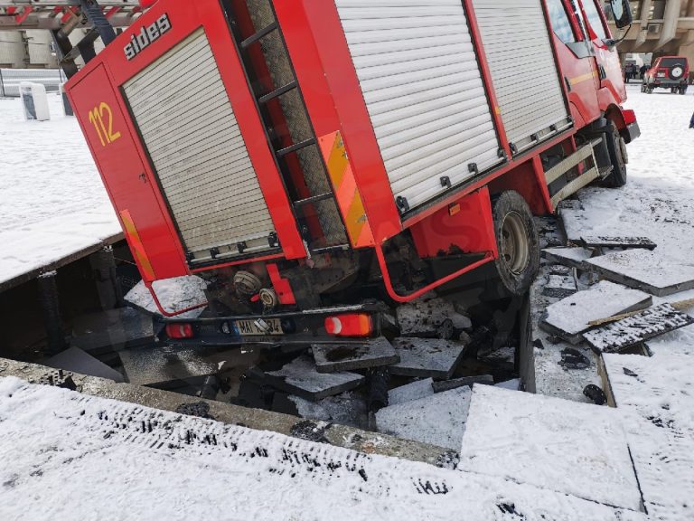 Pagubă de 60.000 euro provocată de pompierii din Satu Mare. Aceștia au intrat într-o fântână arteziană