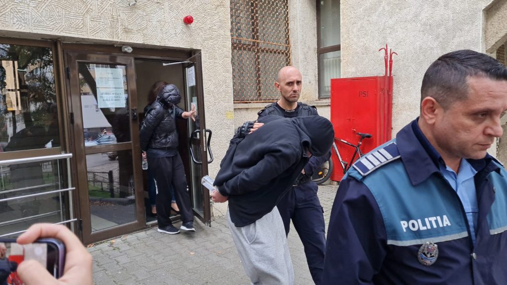 Cine sunt bărbatul şi tânăra care au jefuit în urmă cu două zile o sală de jocuri din Iaşi
