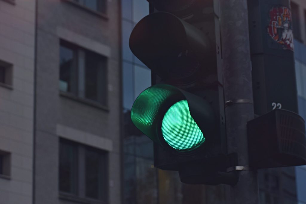 Investiții pentru traficul ieșean! Încă 29 de intersecţii vor avea semafoare “inteligente”