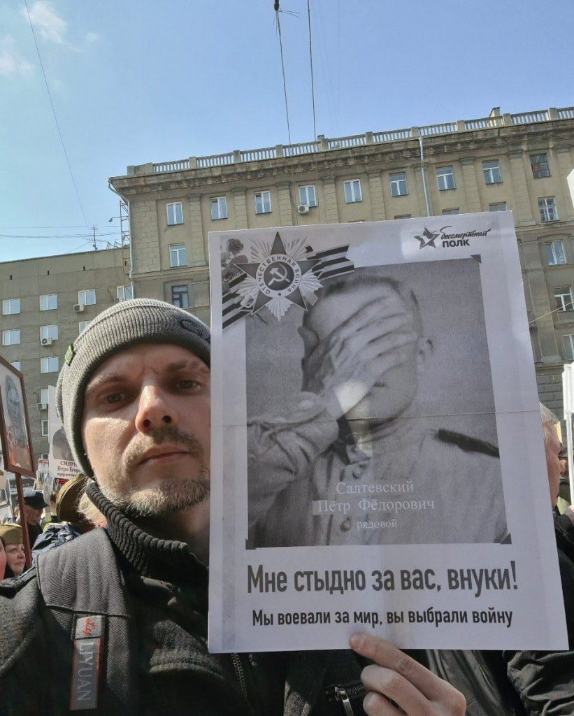 Bărbat din Rusia reținut după ce a ieșit la marș cu posterul pe care scria ,,Îmi este rușine pentru voi, nepoților! Noi am luptat pentru pace, voi ați ales război”