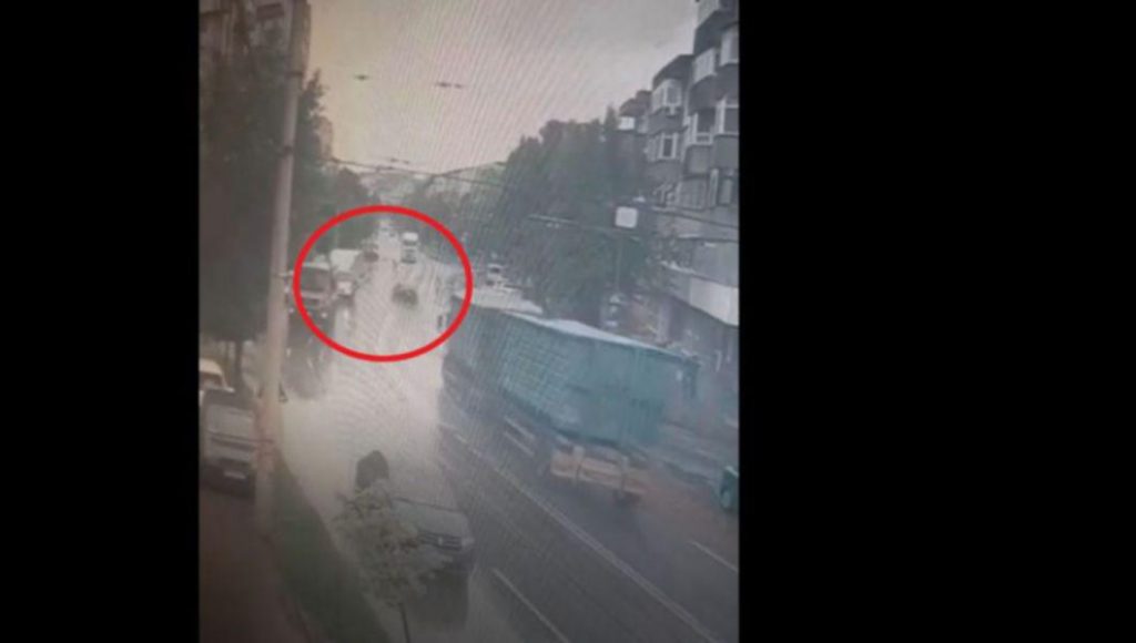 VIDEO! Momentul în care un pieton era să fie lovit în zona Canta de tânărul care a avariat 15 mașini