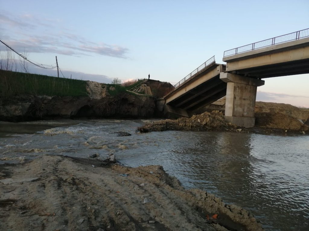 FOTO: S-a prăbușit un pod peste râul Putna. Acesta făcea legătura între două sate