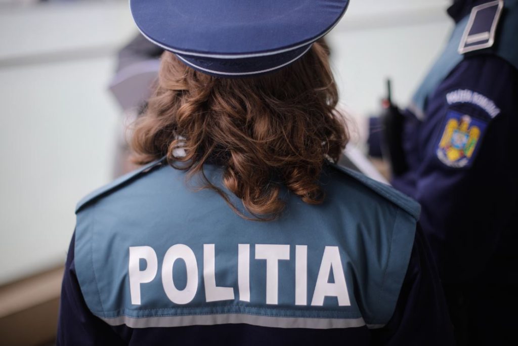 O polițistă și-a bătut un coleg de serviciu și a agresat alți doi polițiști! Vezi ce pedeapsă a primit