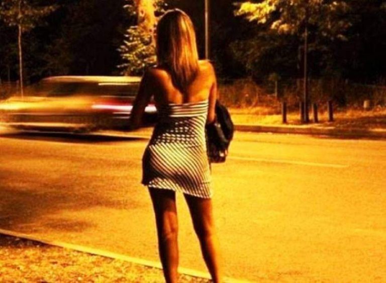 Prostituată reclamată la 112 că nu ştie meserie în Botoșani