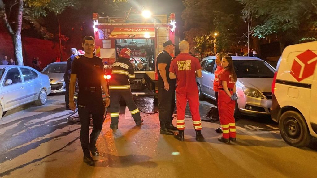 FOTO. Panică într-un bloc din Tătărași. Cel puțin 50 de persoane au fost evacuate după un incendiu