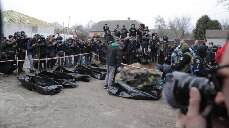 Voluntar ceh găsit mort într-o groapă comună din Ucraina