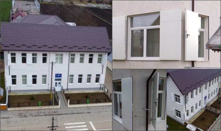 „O nebunie. Le bălăngăne vântul”. Școala din Suceava cu uși în loc de obloane, motiv de ironii pe internet