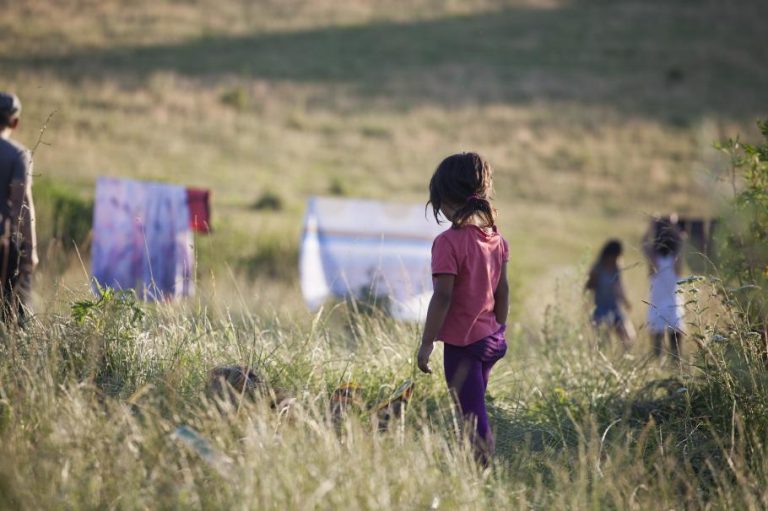 Școală din Suceava, reclamată la CNCD pentru segregare școlară: 44 de elevi de etnie romă ar învăța izolați într-o sală de sport, fără toalete