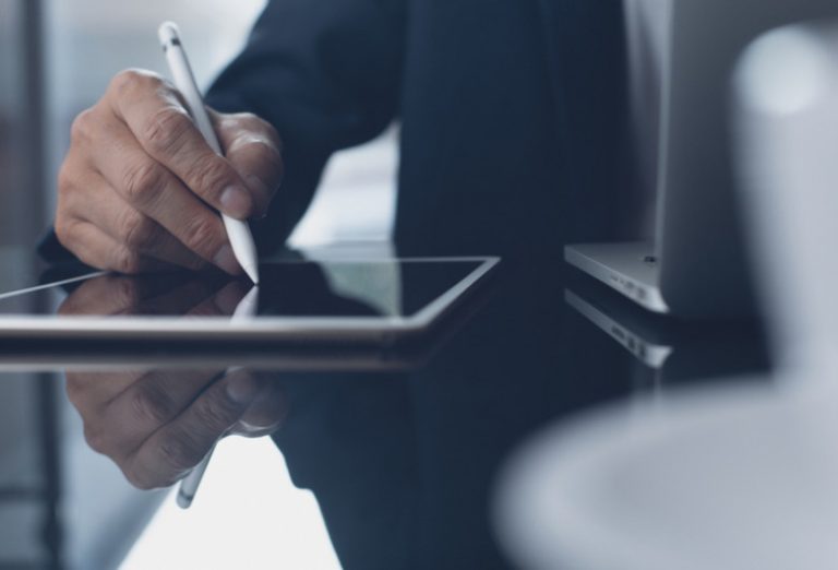 Ministrul Muncii optează pentru obligativitatea semnăturii electronice în contractele de muncă